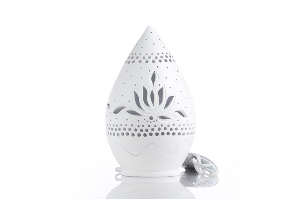 Floare de lotus - lampă ambientală artizanală din ceramică, cu iluminare electrică.